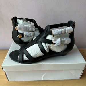 STEVE MADDEN DOUBLE STRAP GOLD BUCKLE BLACK SANDALS BN IN BOX